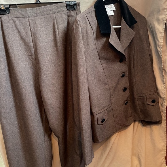 Professional look suit, lightweight, suede collar and buttons. - Picture 3 of 8